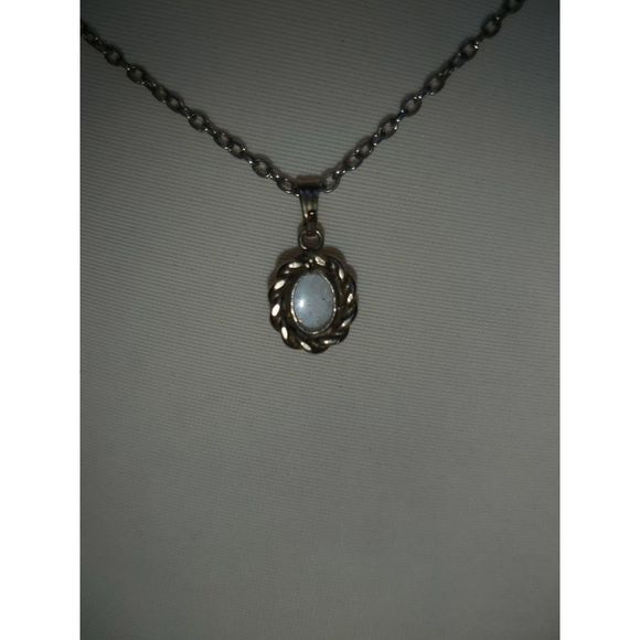 RAINBOW MOON STONE PENDANT & CHAIN - Picture 4 of 5